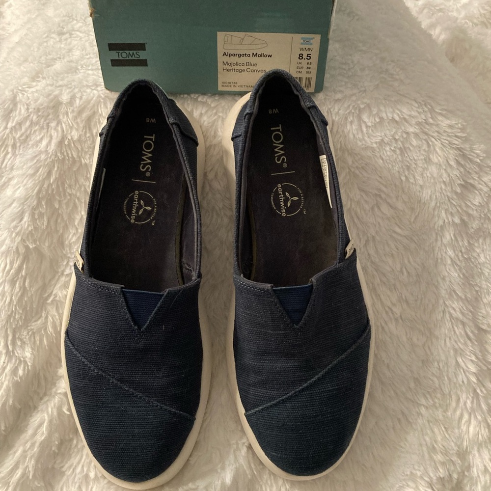 TOMS Women's Dark Blue Canvas Flats. Size 8.5